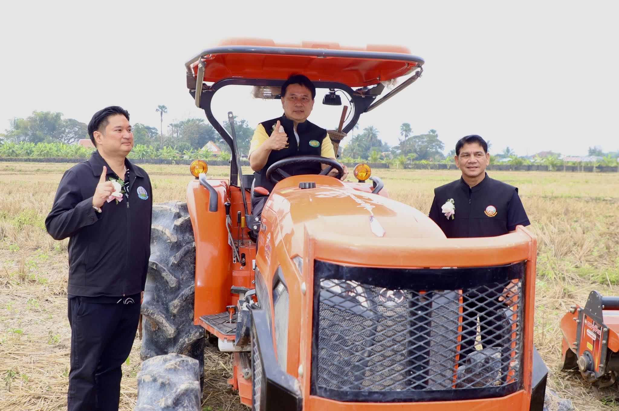 title - เลขาฯ ส.ป.ก. ร่วมงาน “ไถกลบ ตอซัง สร้างดินยั่งยืน ฟื้นสิ่งแวดล้อม”